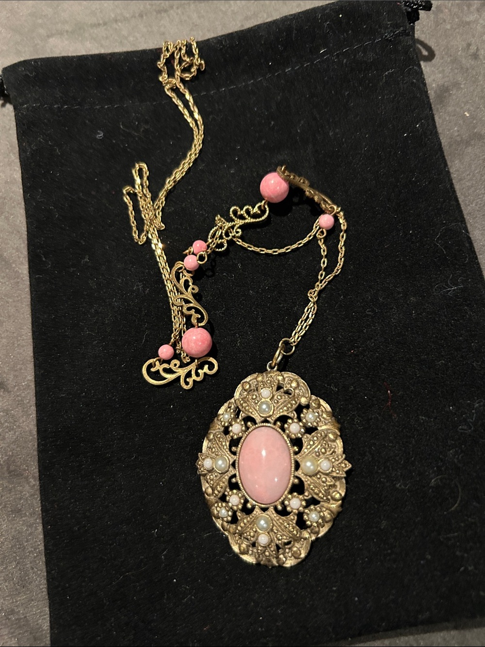 Vintage-Inspired Pink Oval Pendant Necklace